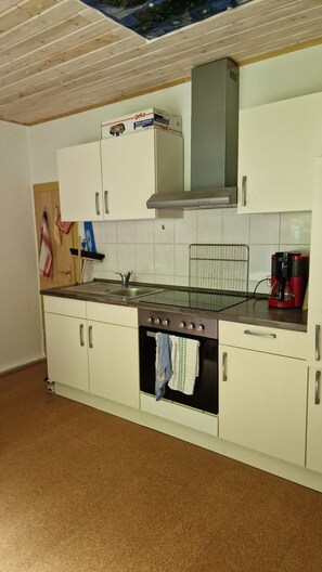 Fridge, microwave, oven, stovetop - Holiday Home 'Forest Stay in Old Toll House' with Wi-Fi (Rehau)