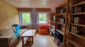 Living area - Holiday Home 'Forest Stay in Old Toll House' with Wi-Fi (Rehau)