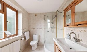 Ein Badezimmer mit Toilette, Dusche und Waschbecken.