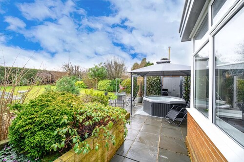 CH-Stylish Home with Hot Tub & Garden
