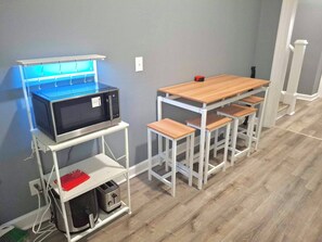 Dining - Spacious 6-bedroom house in beautiful Burlington (Burlington)
