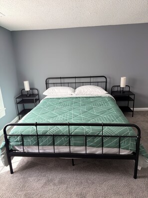 Room - Spacious 6-bedroom house in beautiful Burlington (Burlington)