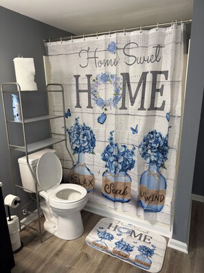 Bathroom - Spacious 6-bedroom house in beautiful Burlington (Burlington)