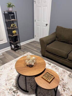 Living area - Spacious 6-bedroom house in beautiful Burlington (Burlington)