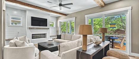 Smart TV, fireplace