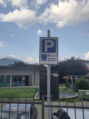 Un panneau de signalisation indiquant les règles de stationnement et les horaires autorisés.