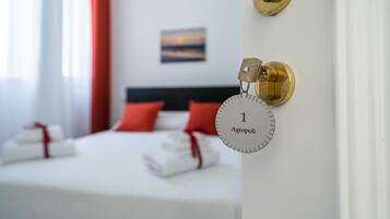 Habitación de hotel con una cama, una tarjeta de llave y un candado en la pared.
