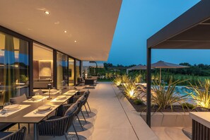 Outdoor dining - Moderna kuća s pogledom na more, bazenom i vrhunskim sadržajima (Kukci)