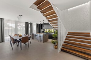 Dining - Moderna kuća s pogledom na more, bazenom i vrhunskim sadržajima (Kukci)