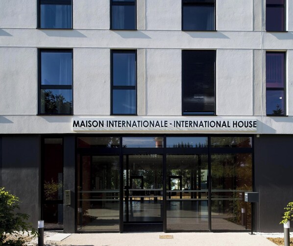 A modern building with a sign reading 'MAISON INTERNATIONALE - INTERNATIONAL HOUSE.' - Adonis Dijon Double Apartment (Dijon)