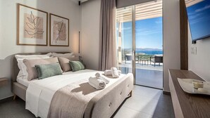 Quarto de hotel moderno com uma cama, varanda e televisão na parede.