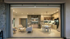 Um interior moderno com sala de jantar, cozinha e área de estar.