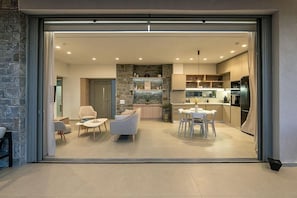 Ein modernes Interieur mit Essbereich, Küche und Wohnbereich.