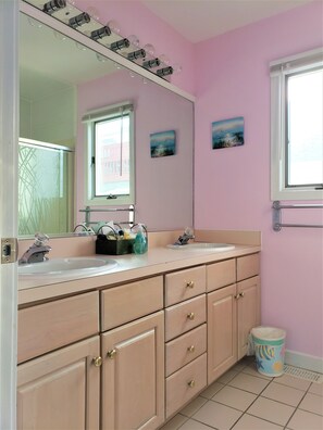 Douche, savon, papier toilette