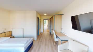 Basic-Doppel- oder -Zweibettzimmer, Terrasse | Schreibtisch, laptopgeeigneter Arbeitsplatz, kostenloses WLAN