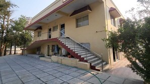 Un bâtiment à deux étages avec un escalier menant à un balcon.