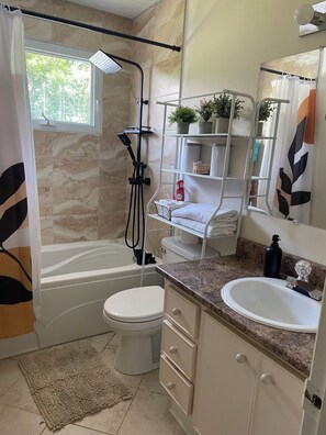 Bathroom - Cozy Room for Rent - Perfect for Female/ Student! (Gatineau)