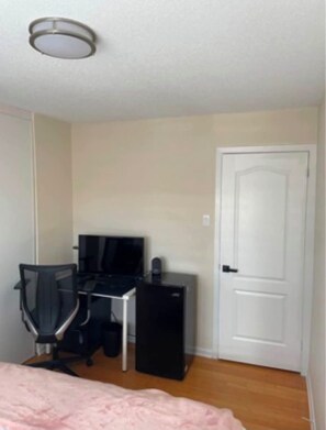 Iron/ironing board, internet, bed sheets - Cozy Room for Rent - Perfect for Female/ Student! (Gatineau)