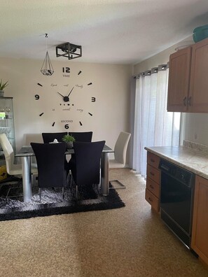 Dining - Cozy Room for Rent - Perfect for Female/ Student! (Gatineau)