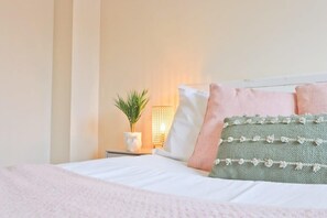 2 slaapkamers, een strijkplank/strijkijzer, wifi, beddengoed