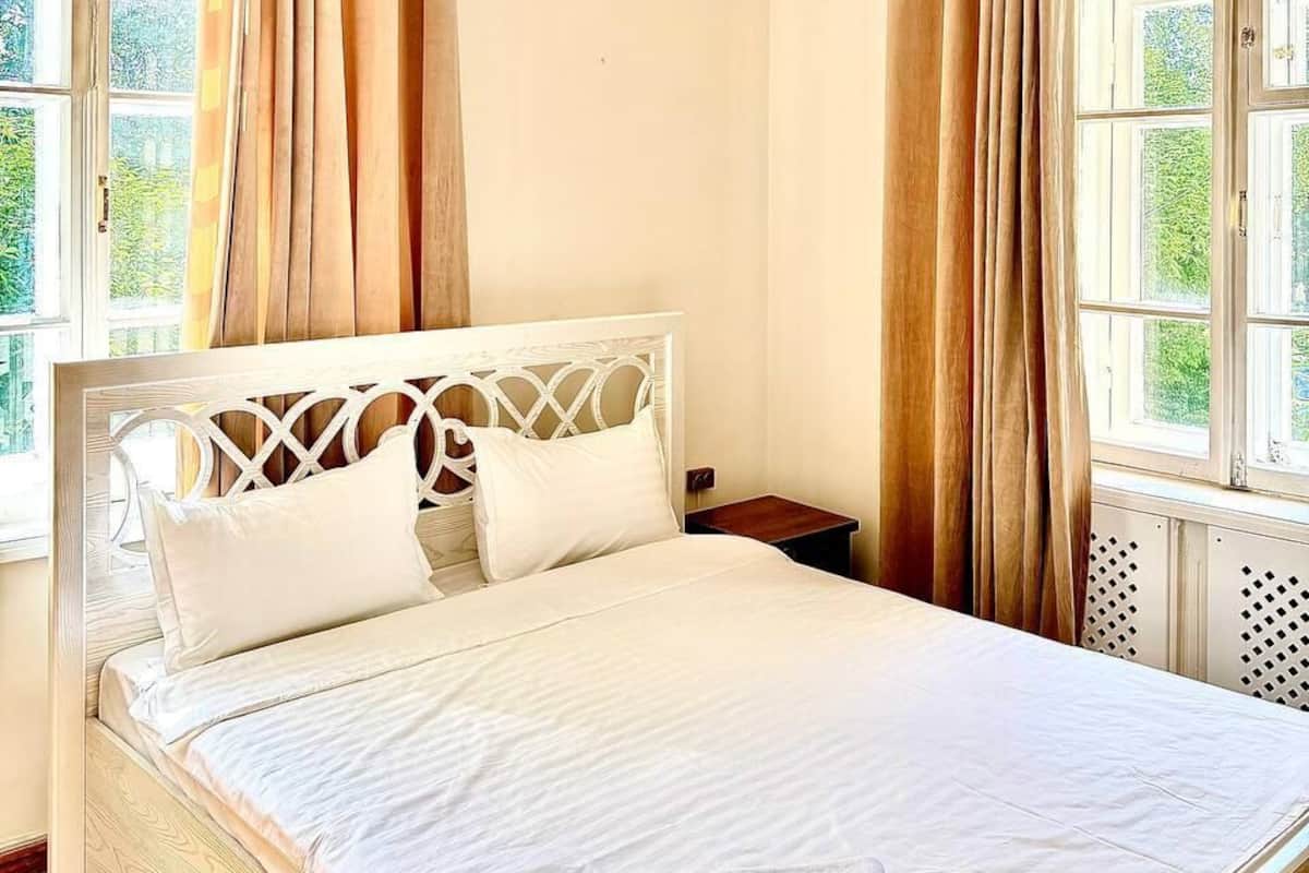 Habitación triple, lanai, vista al patio | Escritorio, cortinas blackout y tabla de planchar con plancha