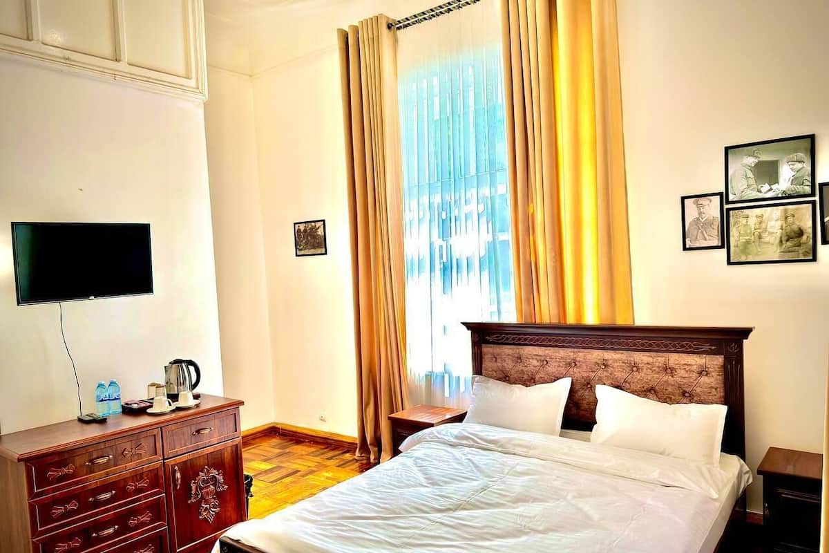 Habitación doble Confort, vista al patio | Escritorio, cortinas blackout y tabla de planchar con plancha