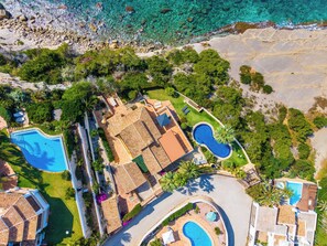An aerial view of a resort with multiple swimming pools, a beach, and lush greenery. - Horizonte by Interhome (Benissa)