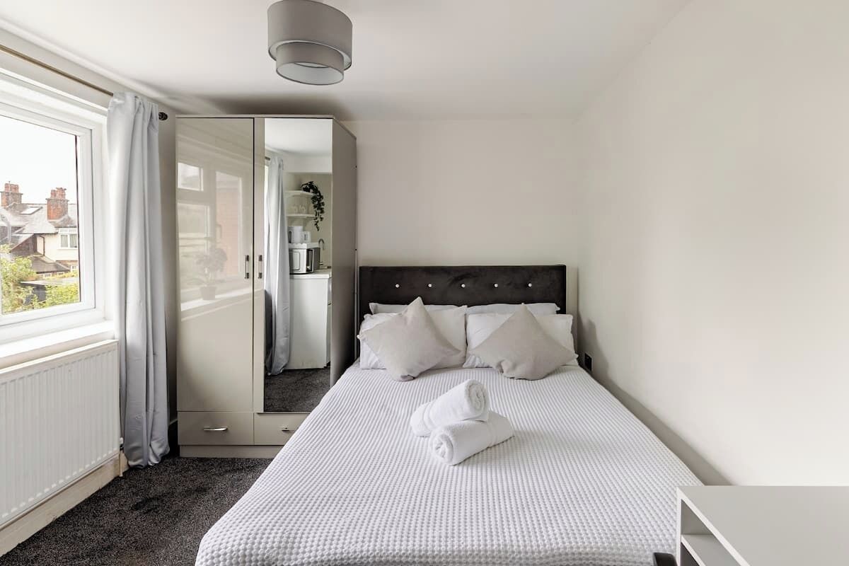 Iron/ironing board, WiFi, bed sheets