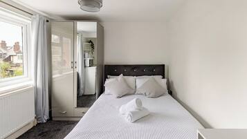 Iron/ironing board, WiFi, bed sheets