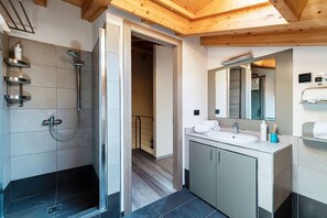 Apartment, Lake View | Bathroom | Separate tub and shower, free toiletries, hair dryer, bidet - Riflesso del Lago (Menaggio)