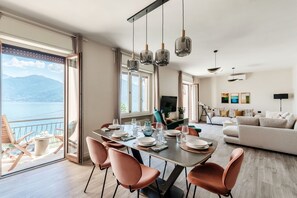 Apartment, Lake View | Dining room - Riflesso del Lago (Menaggio)