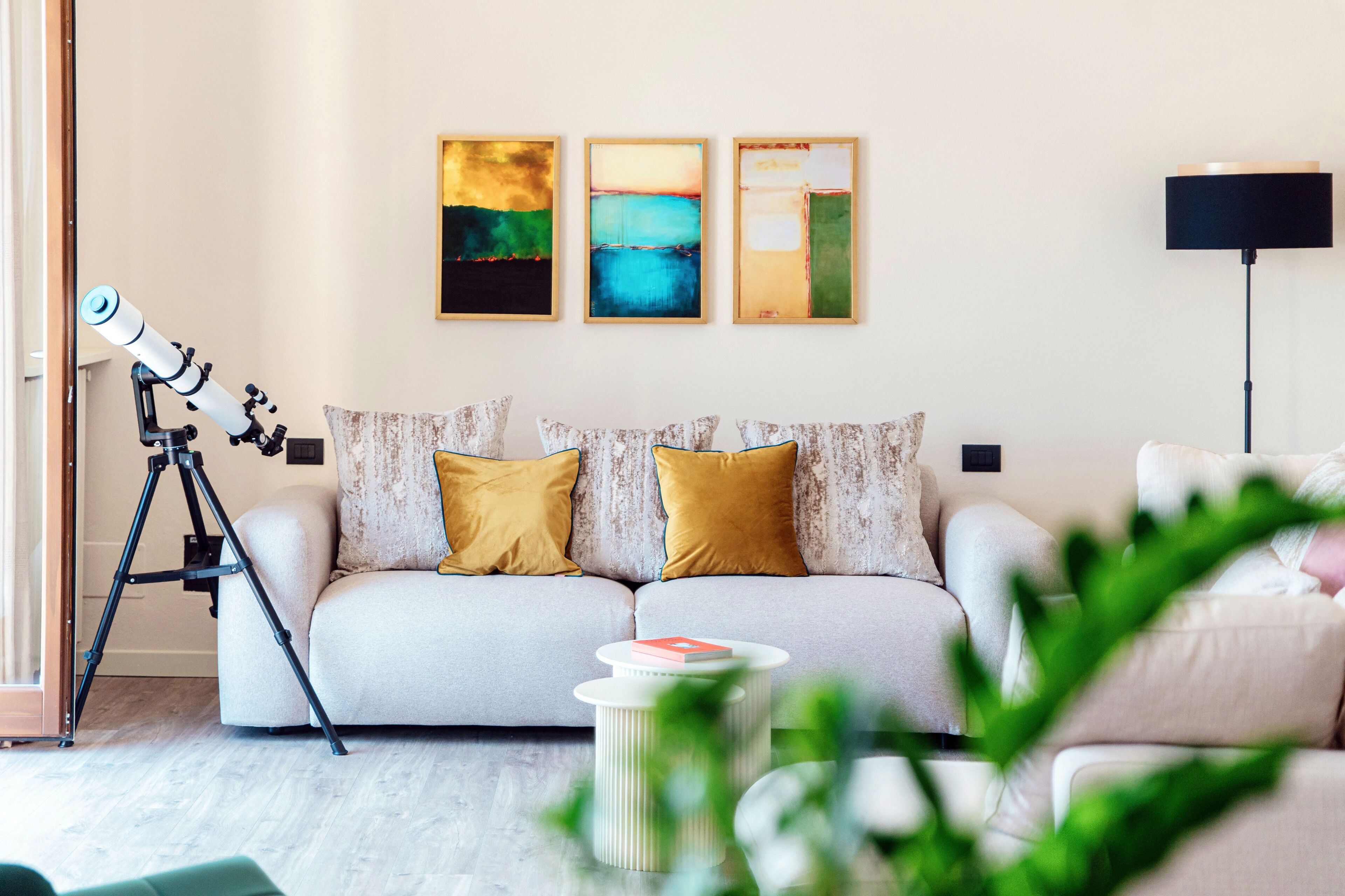 Departamento, vista al lago | Área de sala de estar | Televisión de 30 pulgadas con canales digitales 