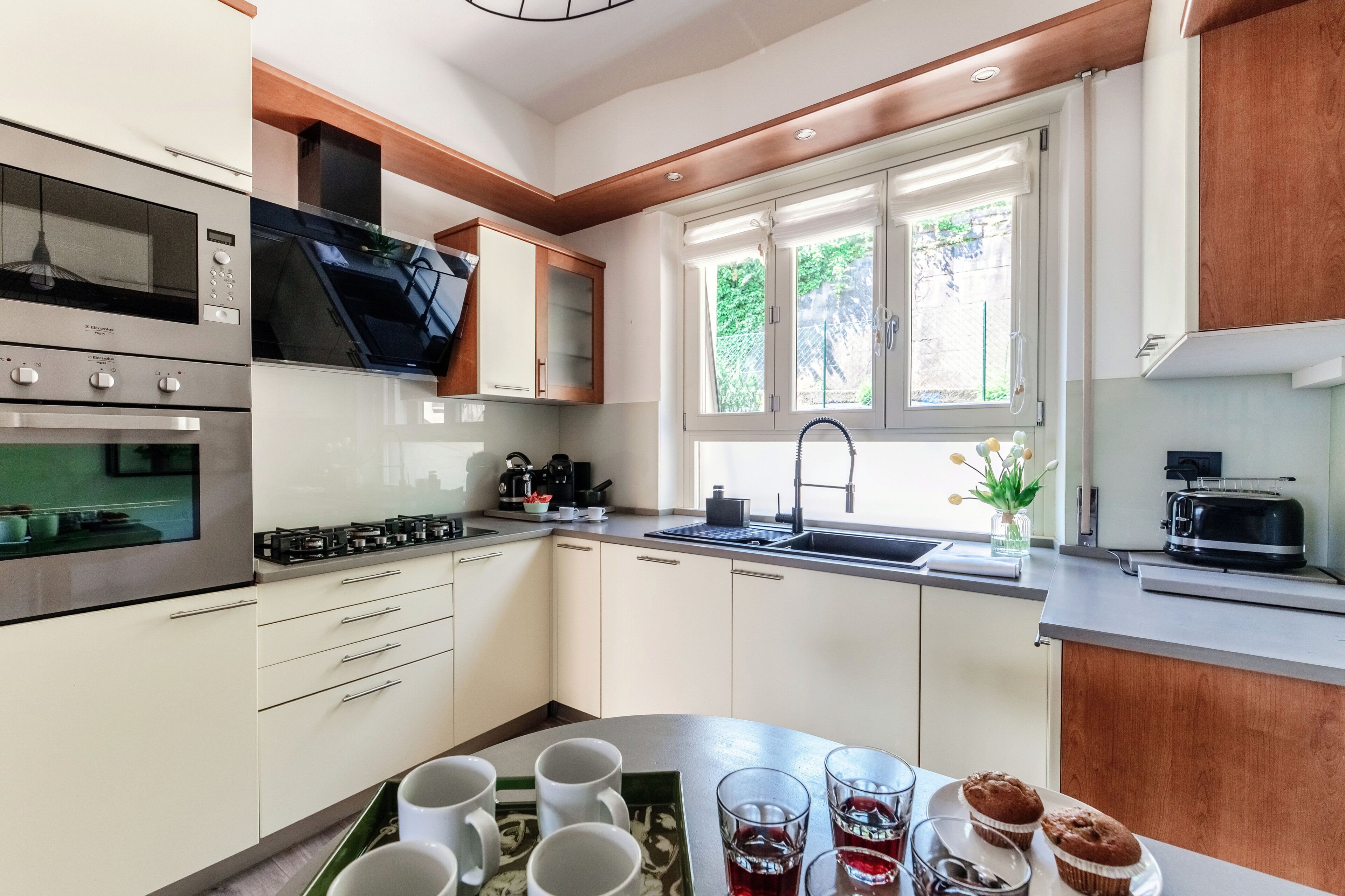 Appartement, uitzicht op meer | Privékeuken | Een espressoapparaat, een koelkast/vriezer, een magnetron, een oven