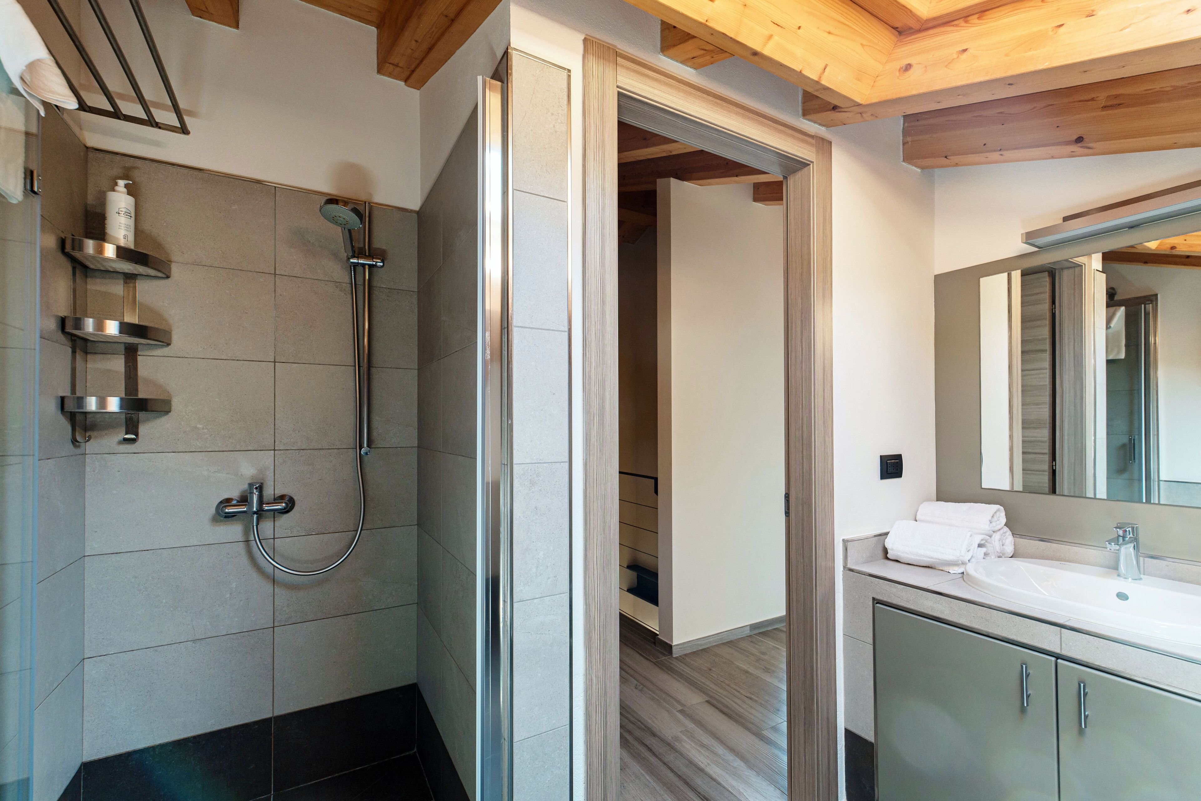 Apartment, Lake View | Bathroom | Separate bathtub and shower, free toiletries, hair dryer, bidet