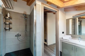 Apartment, Lake View | Bathroom | Separate tub and shower, free toiletries, hair dryer, bidet - Riflesso del Lago (Menaggio)