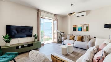 Appartement, uitzicht op meer | Woonruimte | Een 30-inch televisie met digitale zenders