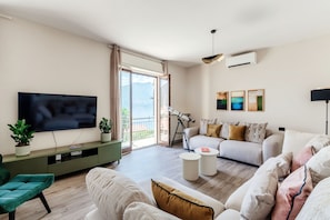Apartment, Lake View | Living area | 30-inch TV with digital channels - Riflesso del Lago (Menaggio)