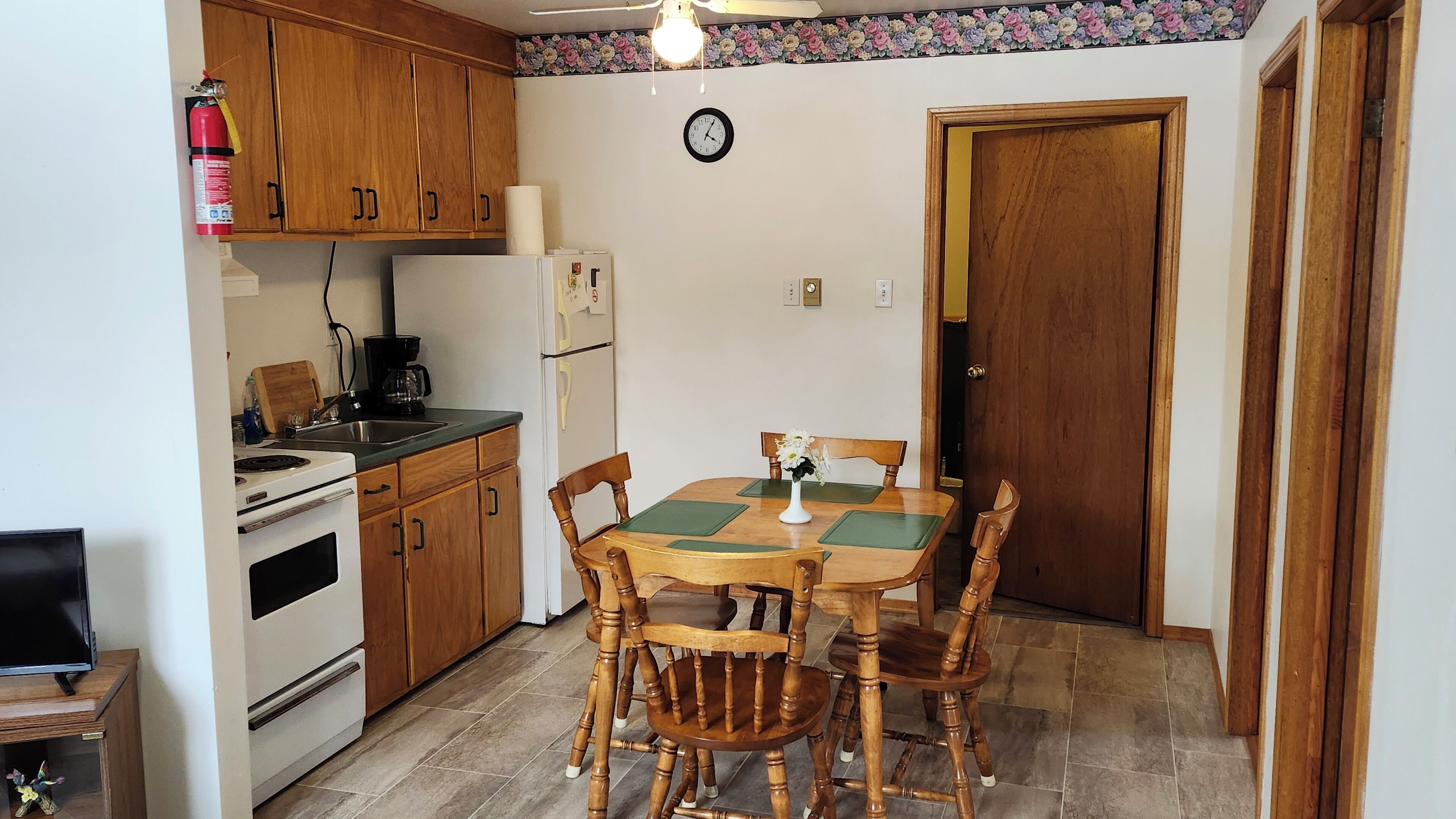 Frigorífico, horno, placa de cocina y cafetera o tetera