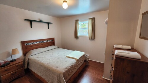 Crocker Cabins Unit 2 offers a self‑contained efficiency unit in Gros Morne.