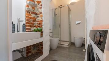 Douche, sĂšche-cheveux, bidet, serviettes fournies