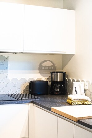 A kitchen with a coffee maker, a kettle, and a drying rack. - Villa Igelak - Hossegor - Center - Lake - Pool (Soorts-Hossegor)