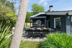 A house with a patio area, outdoor seating, and a grill. - Villa Alaïa - Hossegor - Cycle path - Shops (Soorts-Hossegor)