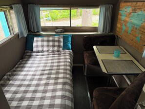1 bedroom, WiFi, bed sheets - Cozy Vintage Camper - Tealy Wheely (Golden)