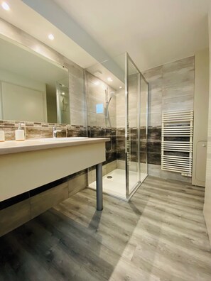 Douche, sĂšche-cheveux, serviettes fournies, papier toilette