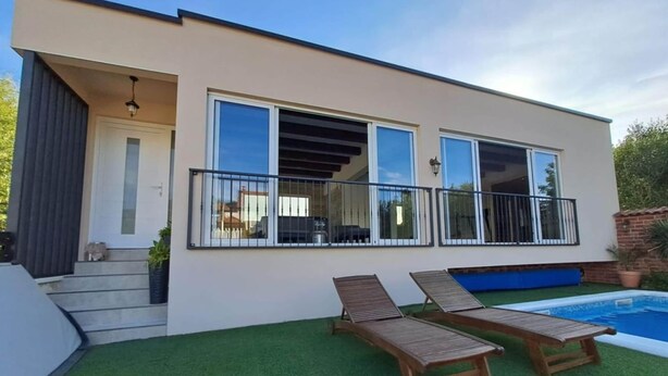 A modern house with a balcony, a swimming pool, and artificial grass. - Villa Nicoletta (Polaca)