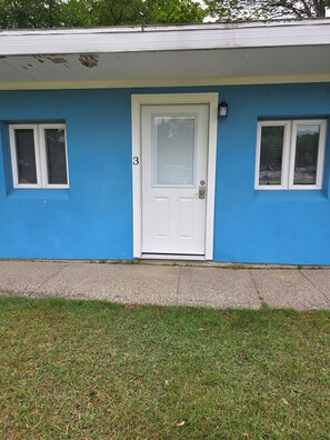 Exterior detail - Cozy 2-bedroom cottage #3 in marvelous Ludington with AC (Ludington)