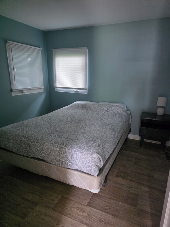 Room - Cozy 2-bedroom cottage #3 in marvelous Ludington with AC (Ludington)