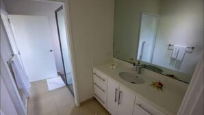 Towels, soap, toilet paper - Raitotoka Eco Resort- Double or twin room with private bathrroom (Matei Taveuni)