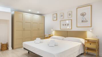 Una camera da letto con un letto, comodini, un armadio e decorazioni alle pareti.