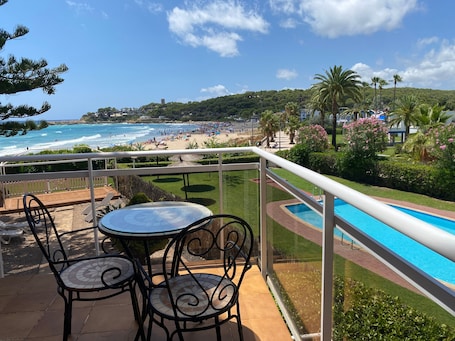 Outdoor dining. Your Exclusive Seaside Oasis: 180m² Duplex, 4 Bedrooms (8 Guests), 3.5 Bathrooms